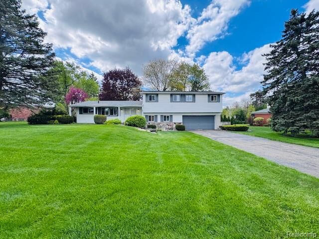 Property Photo:  2712 Rambling Way  MI 48302 