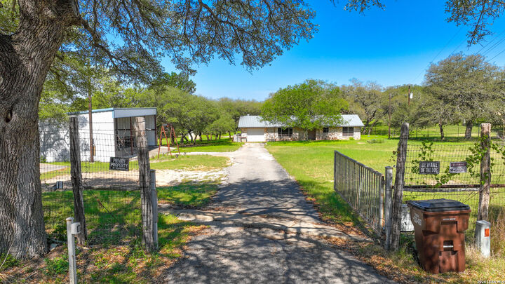 Property Photo: 101 Diamond J Rd S TX 78063