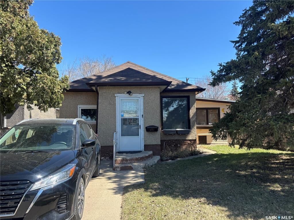 Property Photo:  906 Weldon Avenue  SK S7M 2V6 
