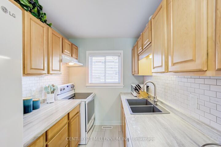 Property Photo:  17 Craigleigh Crescent 17  ON L6T 2E3 