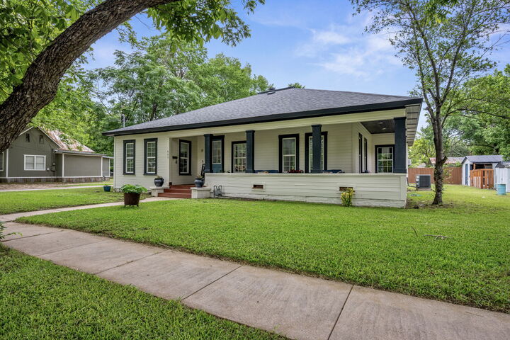 Property Photo: 602 E 6th Street TX 76520