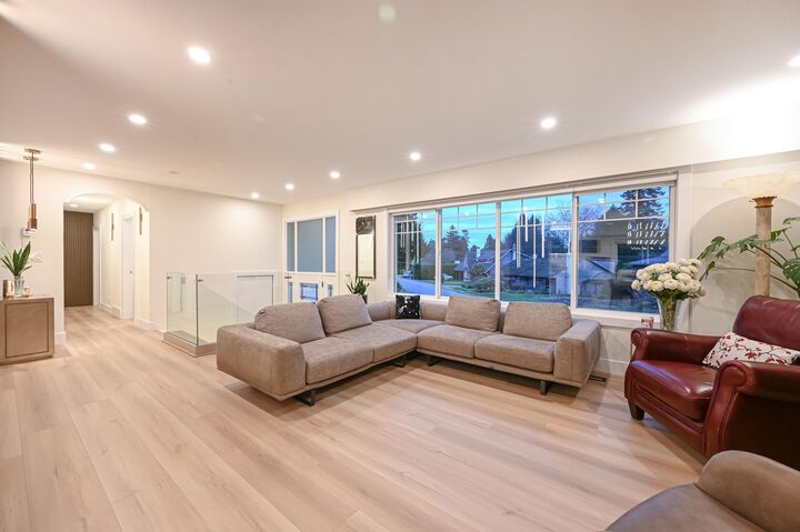 1409 Windsor Crescent — photo 1