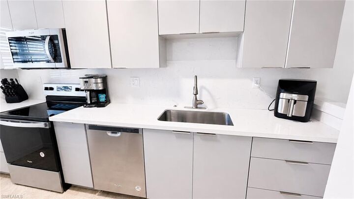 Property Photo:  