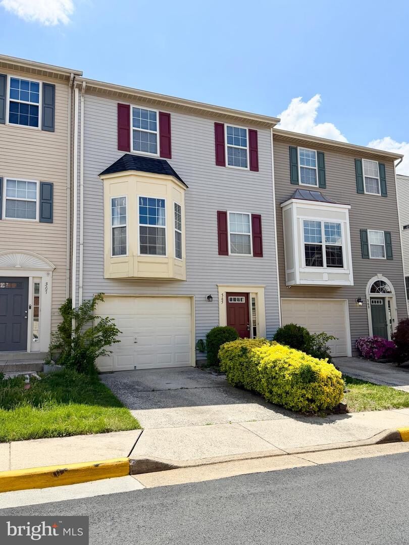 Property Photo:  565 Tuliptree Square NE  VA 20176 