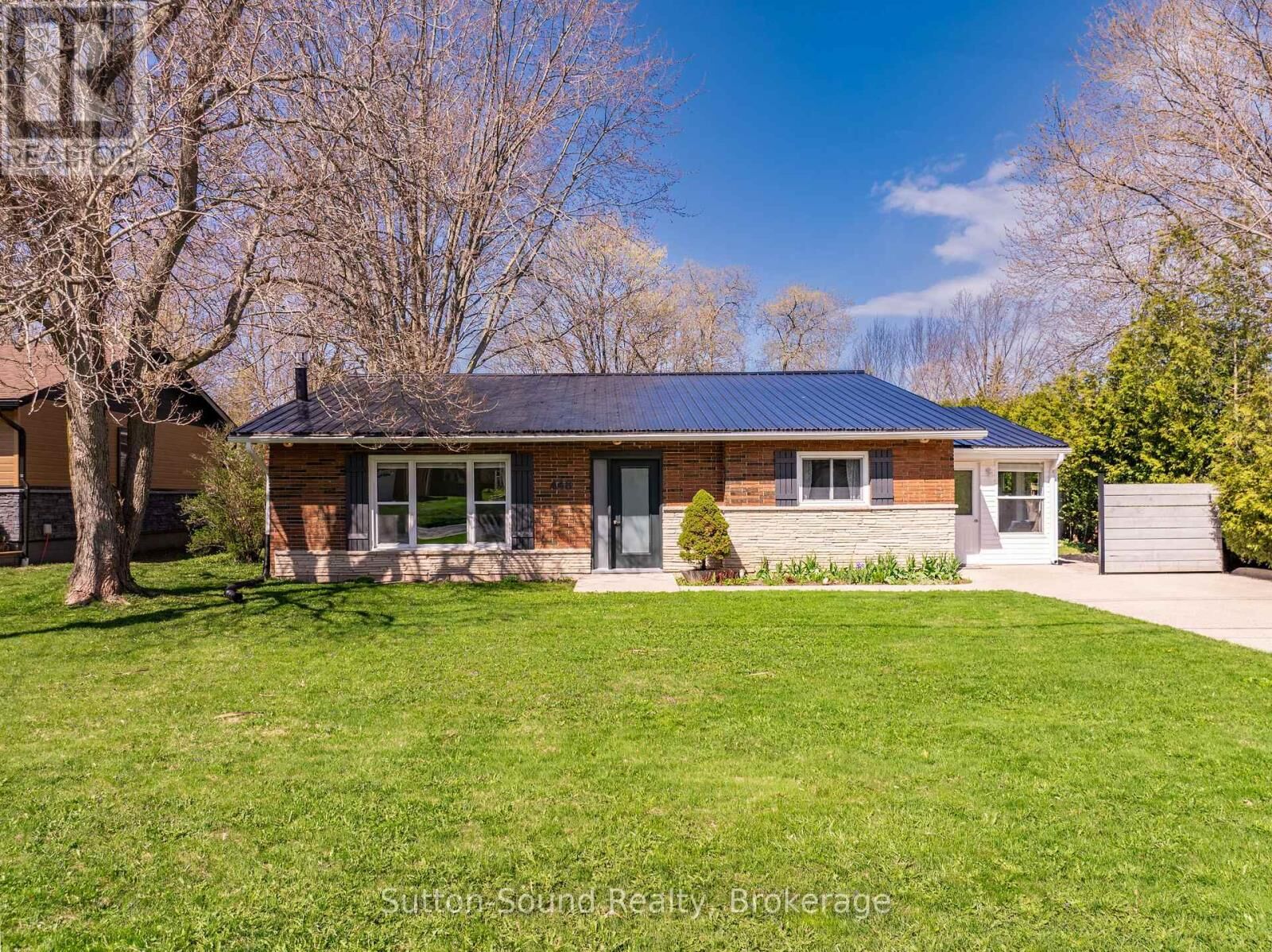 Property Photo:  448 Isaac Street  ON N0H 2T0 