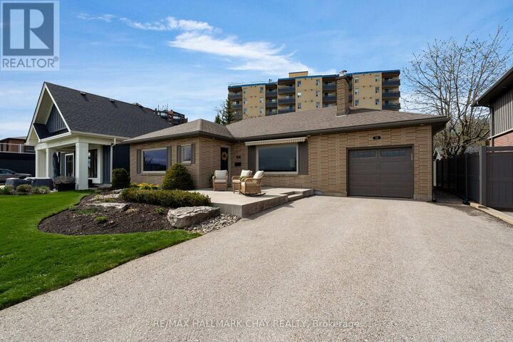 Property Photo:  68 Kempenfelt Drive  ON L4M 1C1 