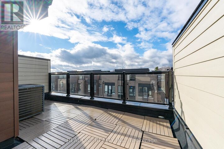 Property Photo:  28 Credit Lane  ON L4E 1G9 