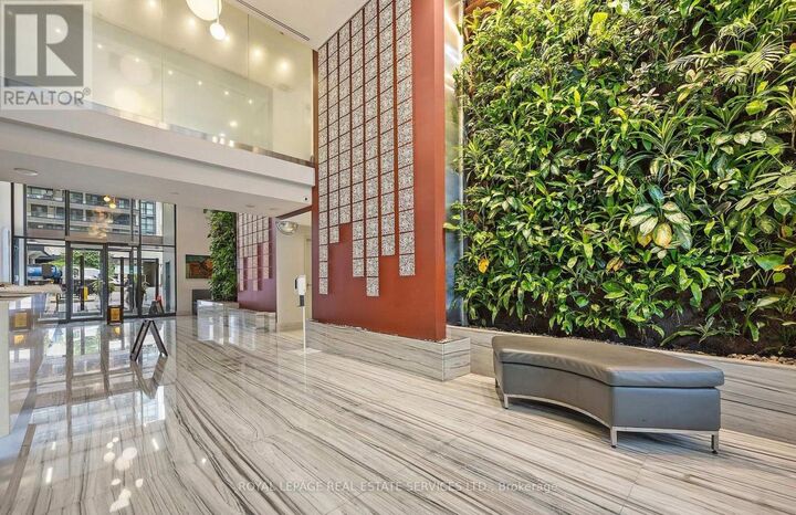 Property Photo:  111 Elizabeth Street 852  ON M5G 1P7 