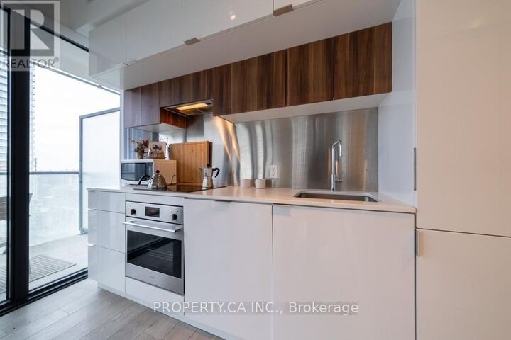 Property Photo:  185 Roehampton Avenue 1303  ON M4P 1R4 