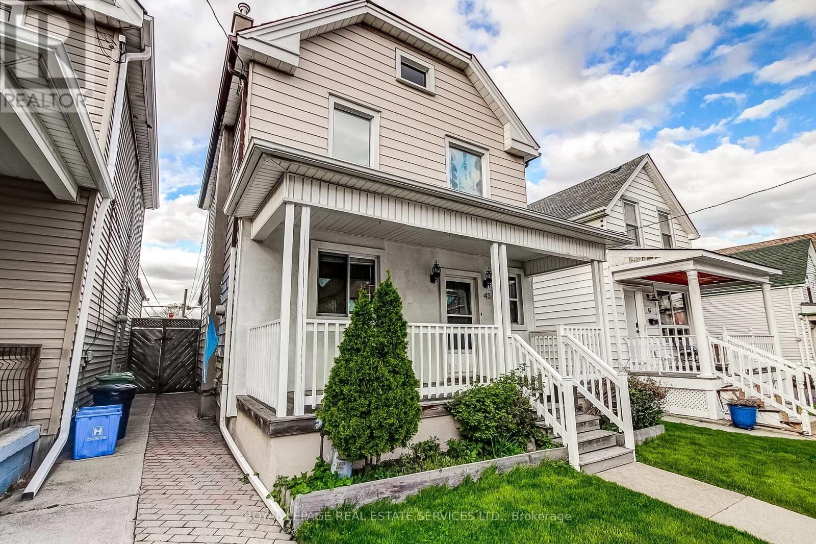 Property Photo:  43 Rosemont Avenue  ON L8L 2M4 