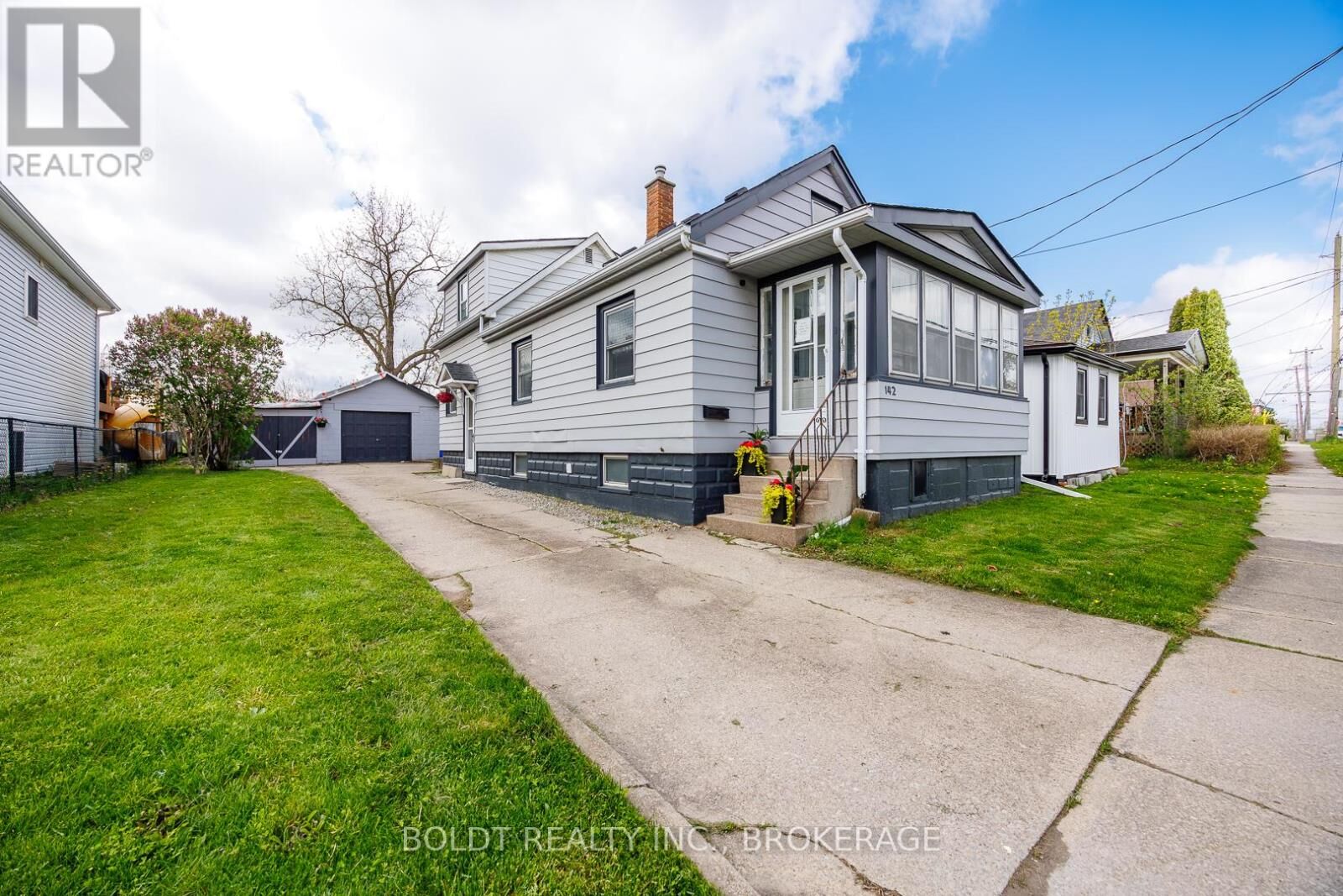 Property Photo:  142 Clara Street  ON L2V 1K3 