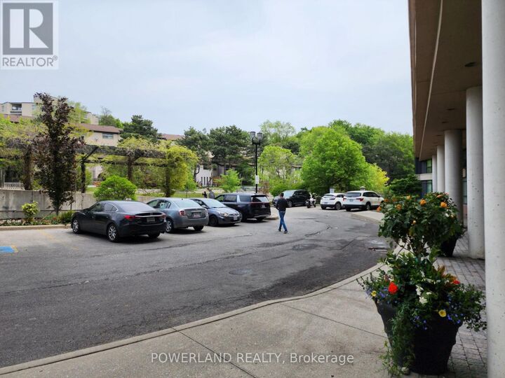Property Photo:  18 Valley Woods Road 815  ON M3A 0A1 