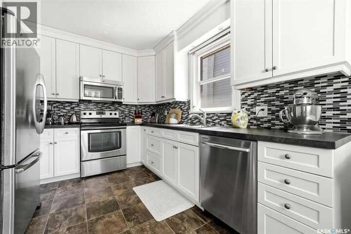 Property Photo:  234 Broadway Avenue  SK S4N 1B3 