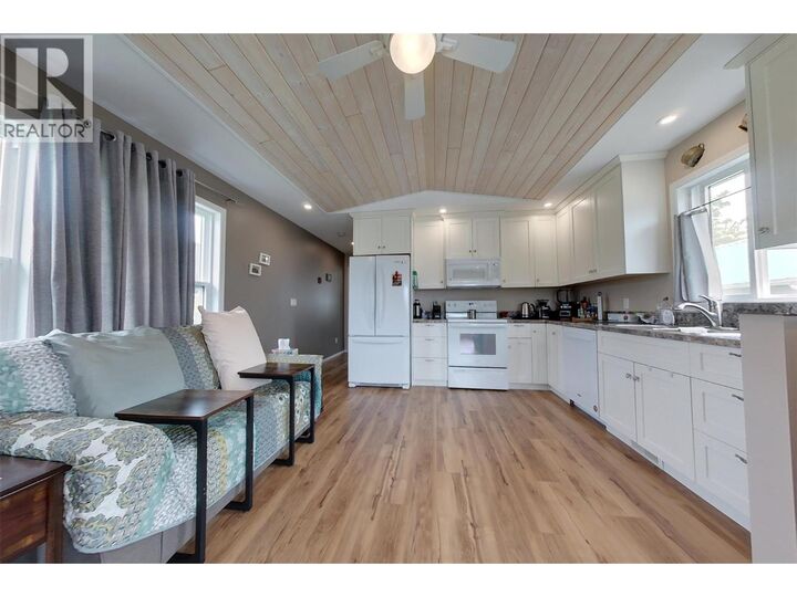Property Photo:  318 8th Avenue  BC V0B 1G3 