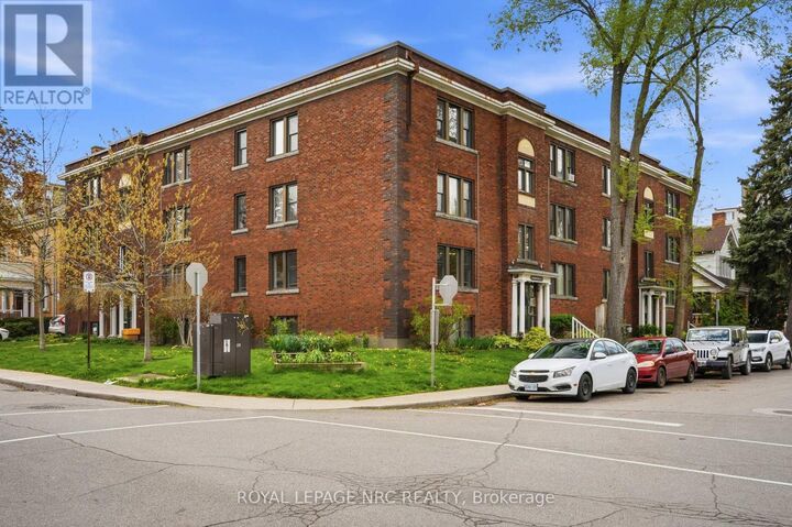 Property Photo:  356 North Hunter Street East 11  ON L8N 1N8 