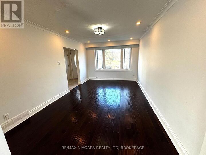 Property Photo:  844A Danforth Road Upper  ON M1K 1H5 