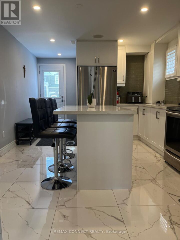 Property Photo:  685 Westshore Boulevard South 1  ON L1W 3G2 