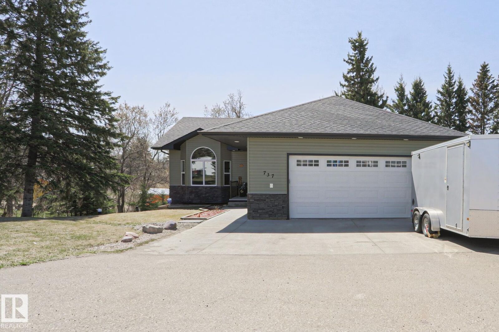 Property Photo:  737 Lakeside Drive  AB T7Z 2V7 
