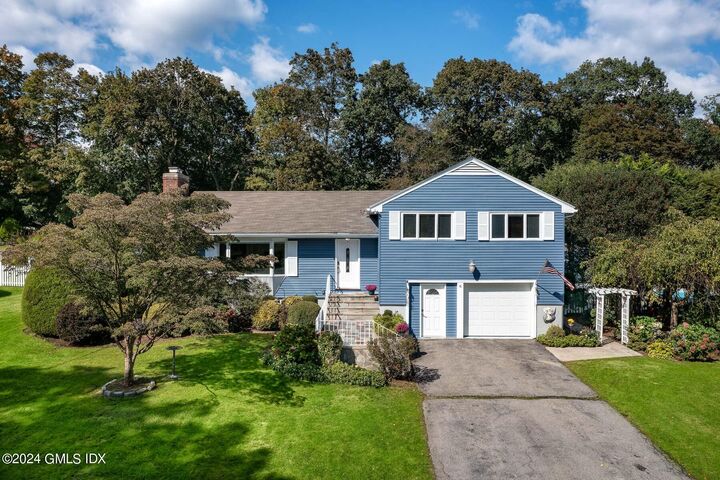 Property Photo:  6 E Lawn Lane  CT 06831 