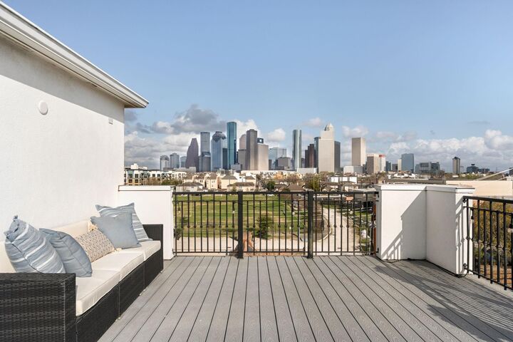 Property Photo:  306 W Saulnier Street  TX 77019 