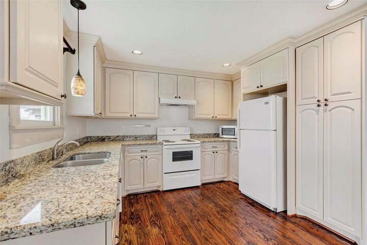 Property Photo:  404 E 29th Street  TX 77008 
