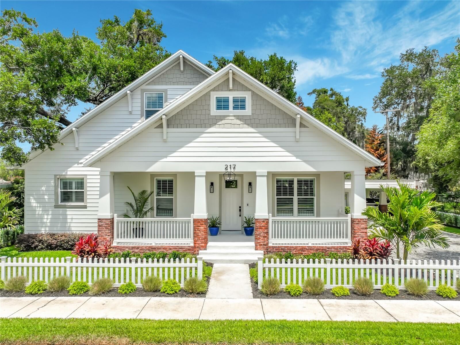 Property Photo:  217 W Bay Street  FL 34787 