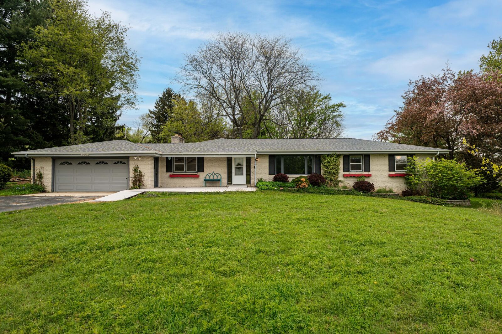Property Photo: N3w27282 Arrowhead Trl WI 53188