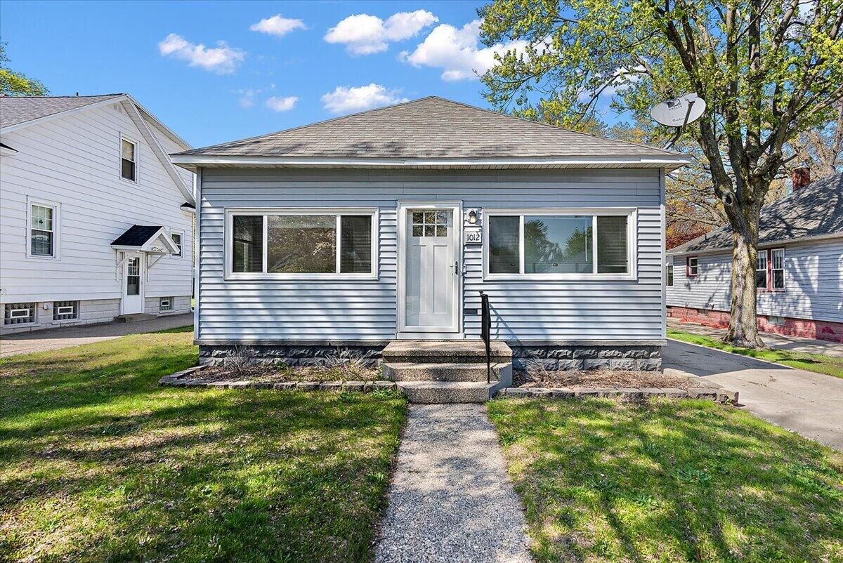 Property Photo:  1012 Ireland Avenue  MI 49441 