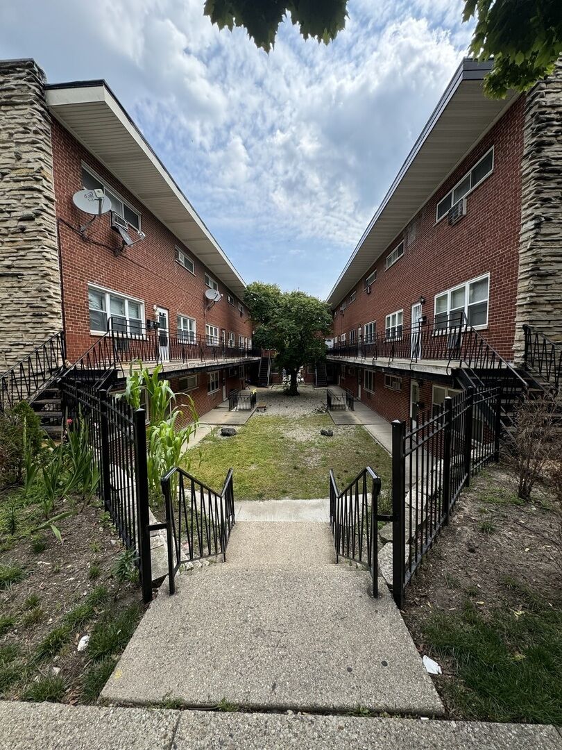 Property Photo: 6911 N Ridge Boulevard IL 60645
