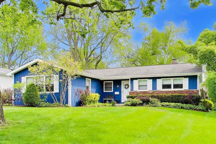 Property Photo:  157 Walton Street  IL 60010 