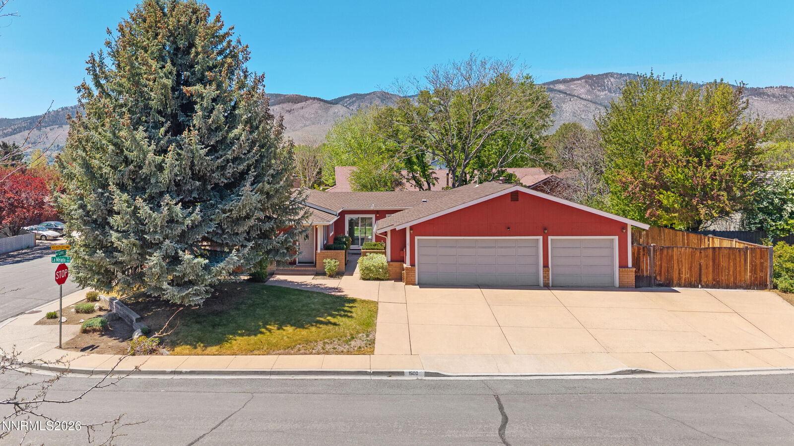 Property Photo: 1600 La Mirada Street NV 89703