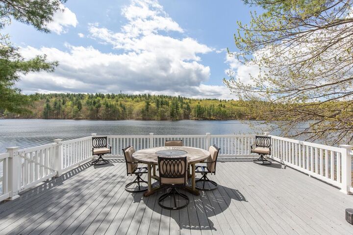 Property Photo:  21 Hinds Lane  NH 03076 