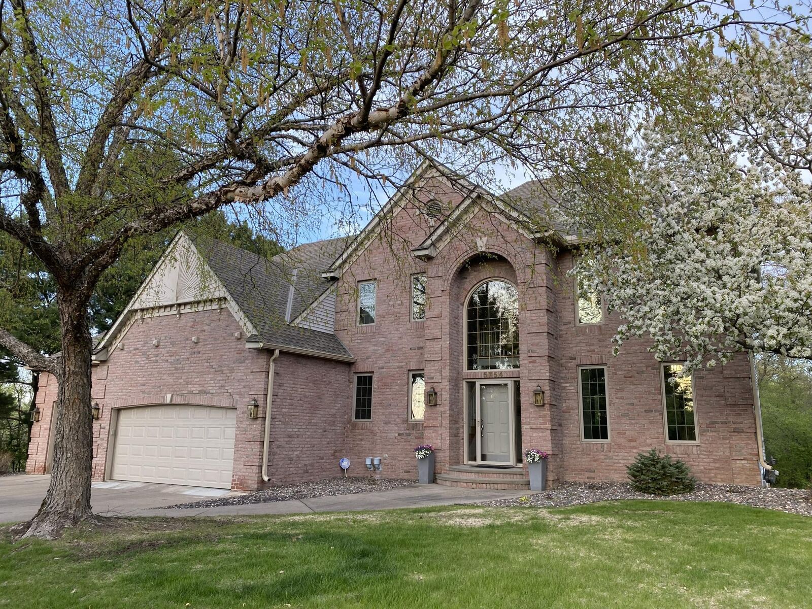 Property Photo:  5754 Pond Drive  MN 55126 