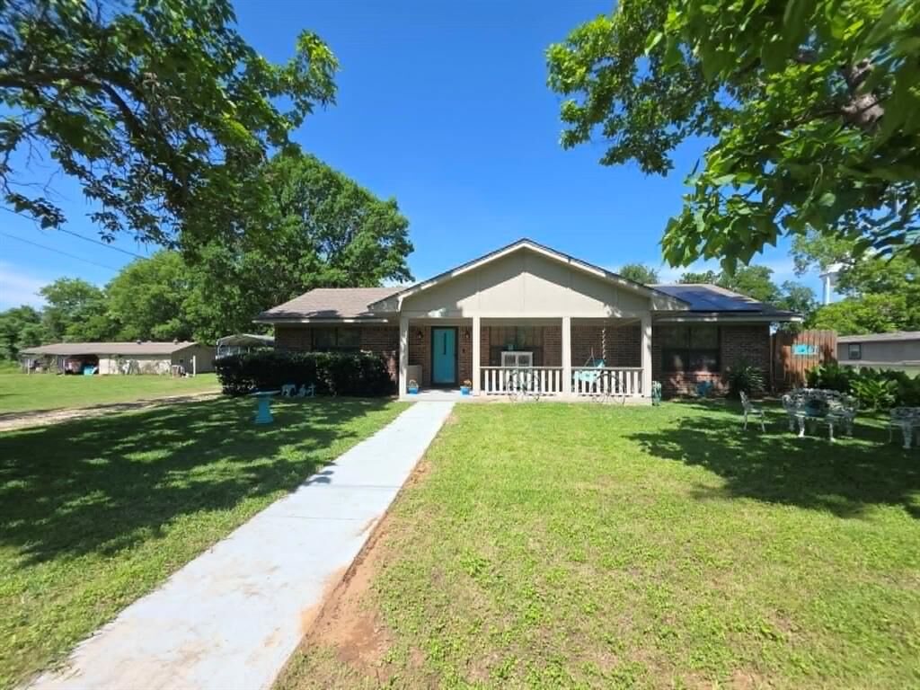 Property Photo:  900 S 8th Avenue  TX 75860 
