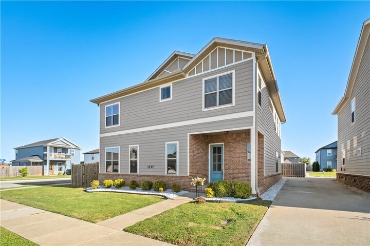 Property Photo:  1737 W Broadway Place  AR 72758 