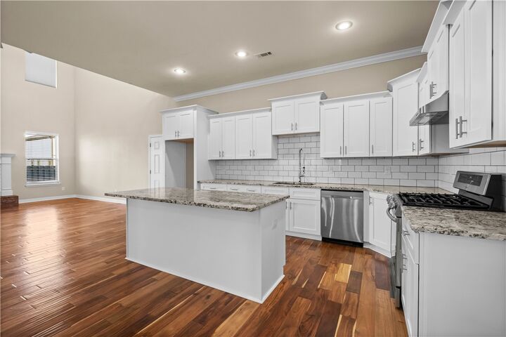 Property Photo: 1737 W Broadway Place AR 72758