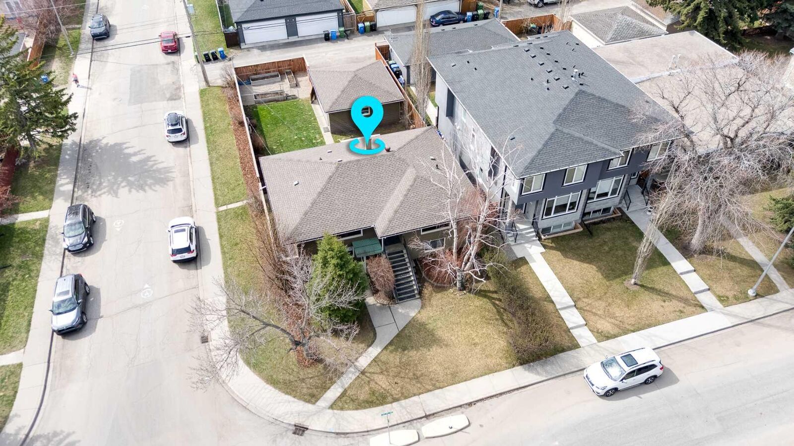 Property Photo:  403 30 Avenue NW  AB T2M 2N5 