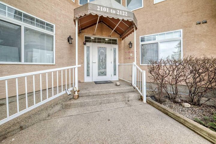 Property Photo:  2122 Patterson View SW 2122  AB T3H 3J9 