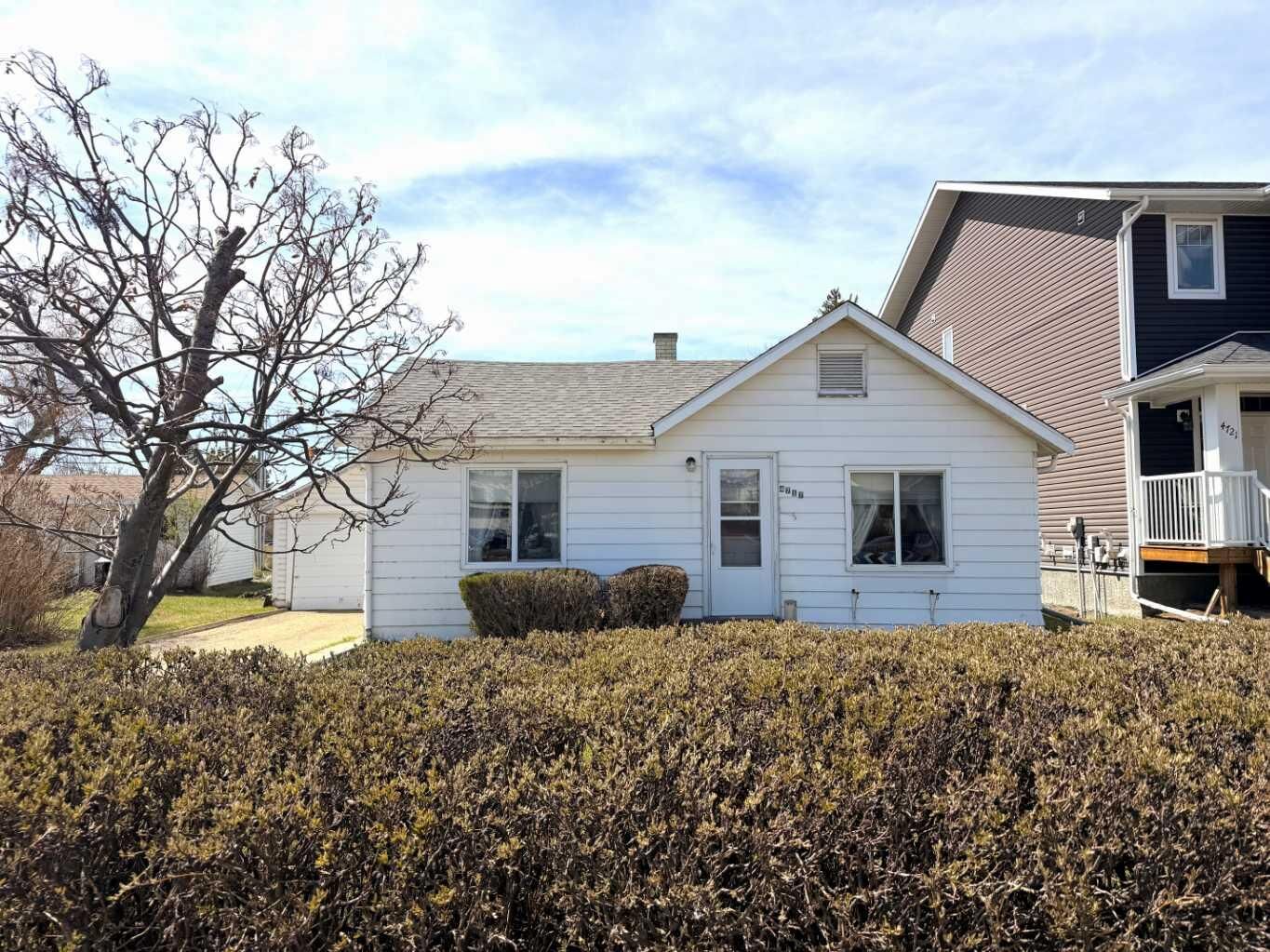 Property Photo:  4717 49A Avenue  AB T4L 1N4 