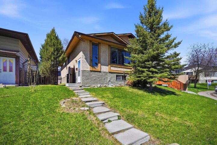 Property Photo:  62 Templeson Crescent NE  AB T1Y 5L8 