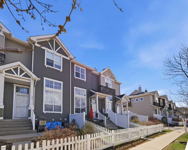 Property Photo:  270 Elgin Way SE  AB T2Z 4T4 