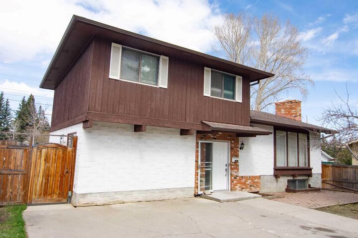 Property Photo:  2716 Cedar Ridge Drive SW  AB T2W 1X6 