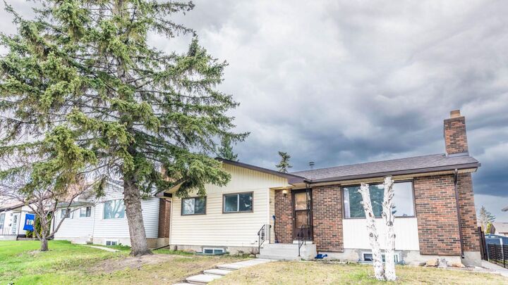 Property Photo:  4323 49 Street NE  AB T1Y 2Z2 