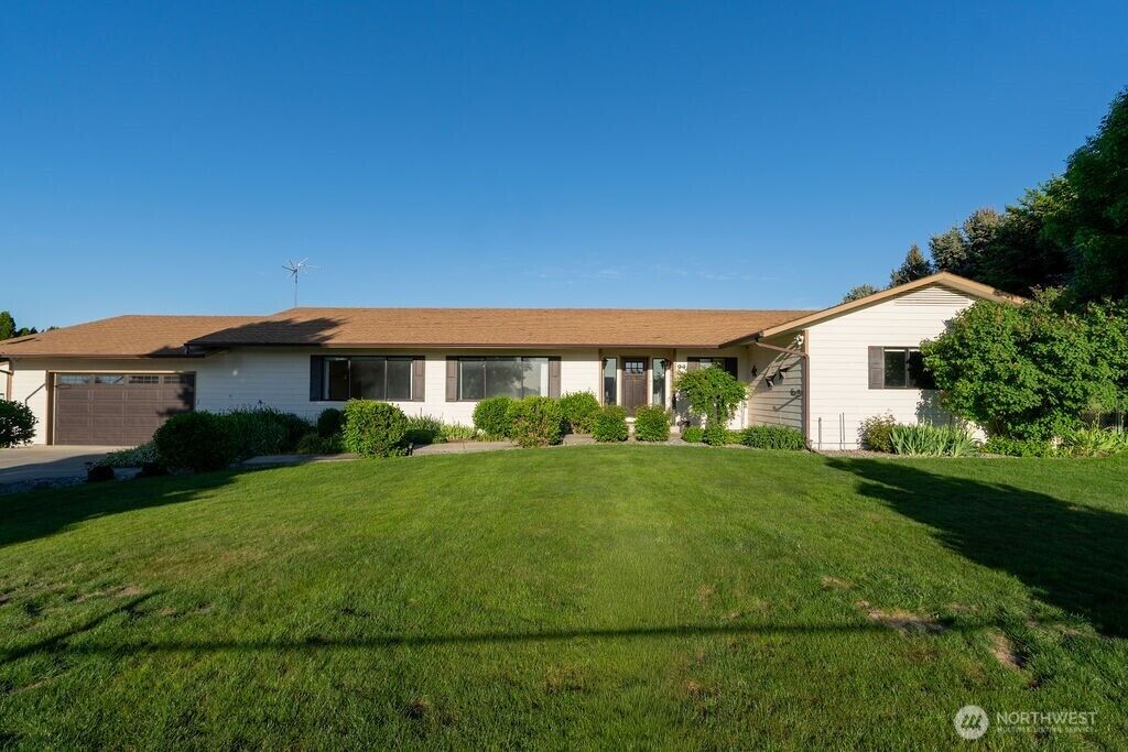 Property Photo:  94  Country Way  WA 99362 