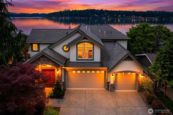 Property Photo:  2727 E Lake Sammamish Parkway NE  WA 98074 