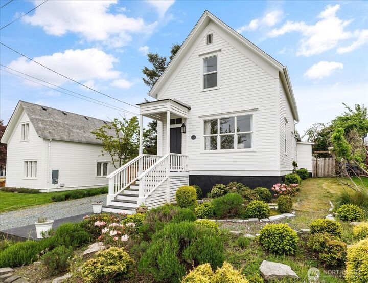 Property Photo:  205 NE 9th Street  WA 98239 