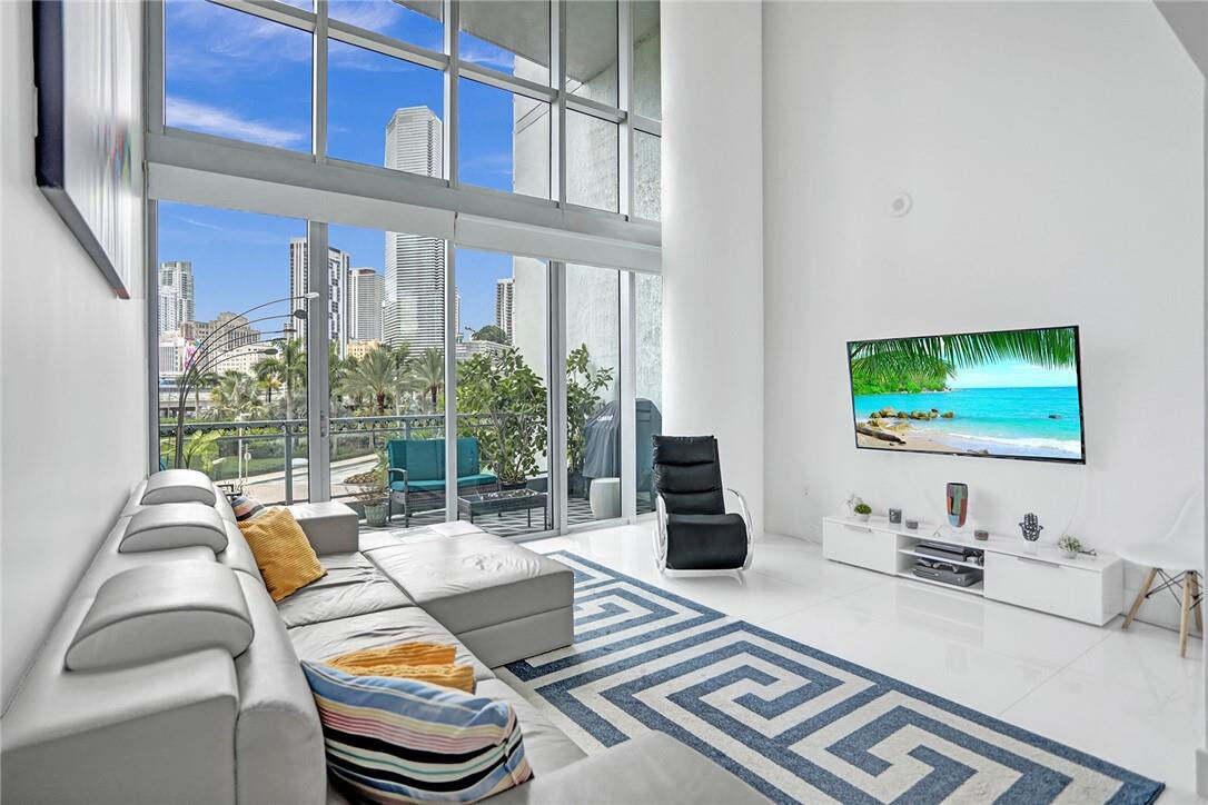 Property Photo:  90 SW 3rd Street Th300b  FL 33130 