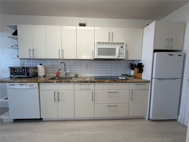 Property Photo:  100 Lincoln Rd 1012  FL 33139 