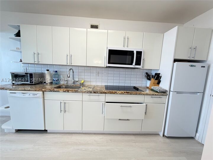 Property Photo:  100 Lincoln Rd 1012  FL 33139 