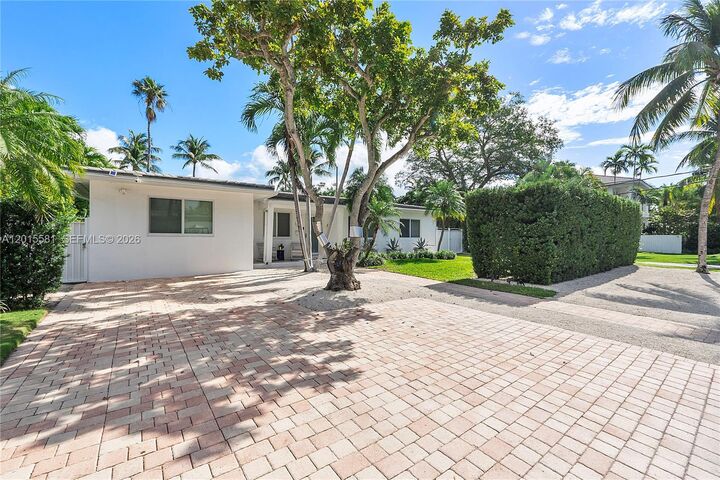 Property Photo: 301 Hampton Ln FL 33149